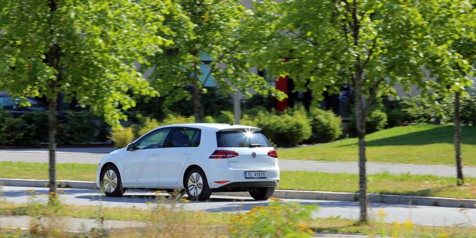 LETTKJØRT: VW Golf er i utgangspunktet en lettkjørt bil, og med elmotor blir det enda lettere. Den kjappe, men jevne kraftflyten fra elmotoren får forbrenningsmotorer til å virke gammelmodige. FOTO: Terje Bjørnsen