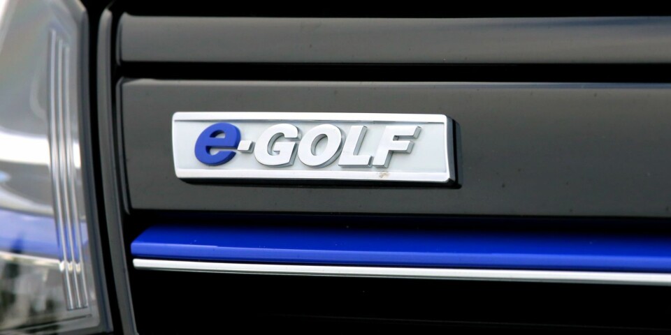 BLÅTT TIL LYST: Blått er det nye grønt når bilfabrikker skal markere miljøvennlighet. E-Golfs tynne blå striper er blant få detaljer som skiller den fra en vanlig Golf utvendig. FOTO: Terje Bjørnsen