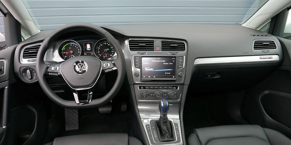 KONVENSJONELT: Mens enkelte andre elbiler har instrumenter som minner om Arcade-spill fra 1990, har VW e-Golf analoge hovedinstrumenter. Kvalitetsfølelsen er på vanlig Golf-nivå, som er litt høyere enn i mange kompaktbilkonkurrenter. FOTO: Terje Bjørnsen