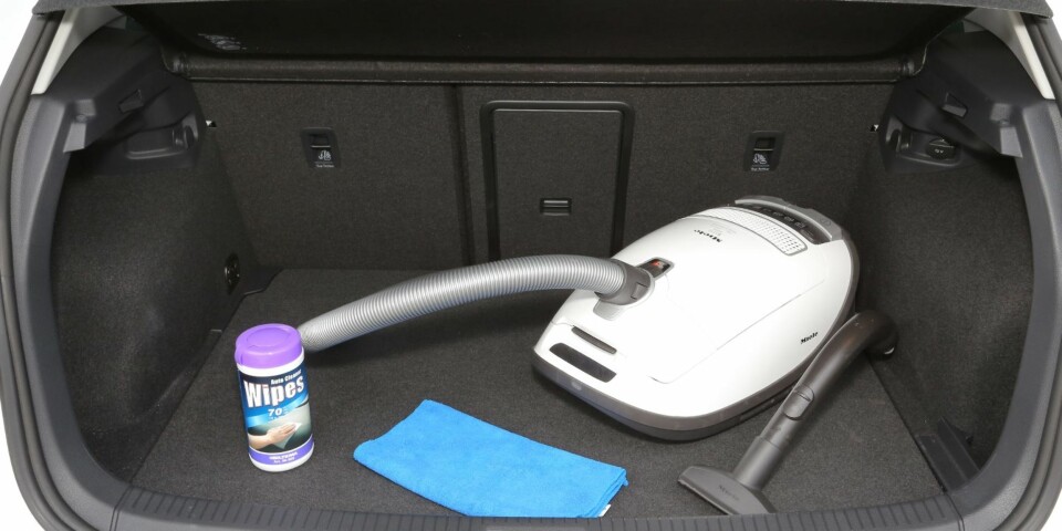 STORT NOK: Maksimalvolumet i bagasjerommet er knappe 40 liter mindre i e-Golf enn i en vanlig Golf. E-Golfens 340 liter bør imidlertid holde for de fleste - også denne kompakte elbilen er først og fremst ment for nærkjøring. FOTO: Terje Bjørnsen