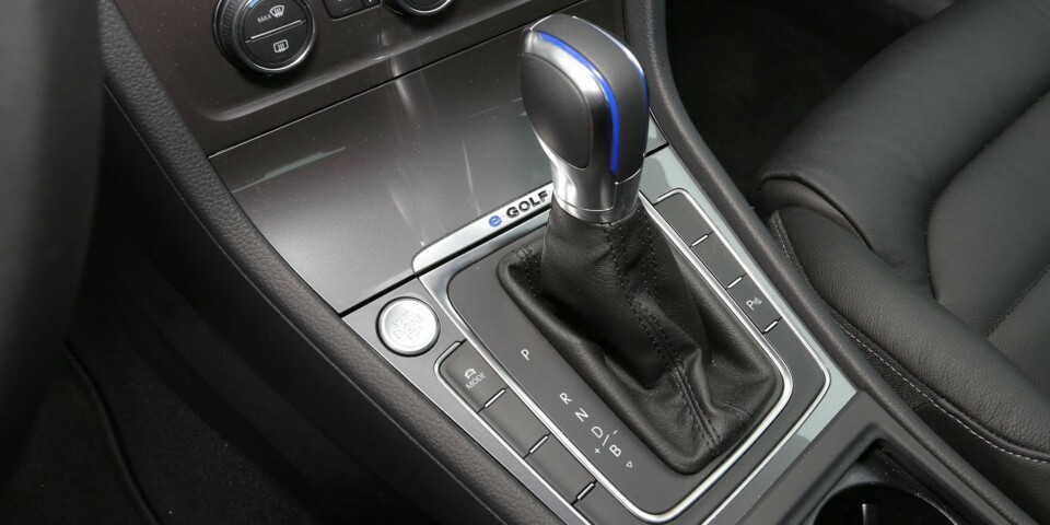 NORMALT: Girspaken er en ordentlig girspak, ikke en vippebryter av plast som i enkelte andre elbiler. FOTO: Terje Bjørnsen