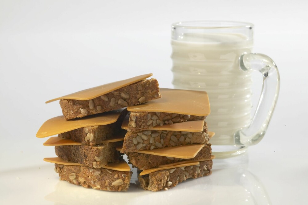 DET HOLDER MED EN SKIVE: Brunost er en søt og fet påleggsvariant og gir mange kalorier sammenlignet med vanlig gulost. Velg med fordel en lettere variant av fløtemysost eller andre brunosttyper, og ha det kun på én brødskive og ikke alle i løpet av en dag, sier ernæringsfysiolog Line C. Gåsland. FOTO: Petter Berg, HM Foto DET HOLDER MED EN SKIVE: Brunost er en søt og fet påleggsvariant og gir mange kalorier sammenlignet med vanlig gulost. Velg med fordel en lettere variant av fløtemysost eller andre brunosttyper, og ha det kun på én brødskive og ikke alle i løpet av en dag, sier ernæringsfysiolog Line C. Gåsland. FOTO: Petter Berg, HM Foto