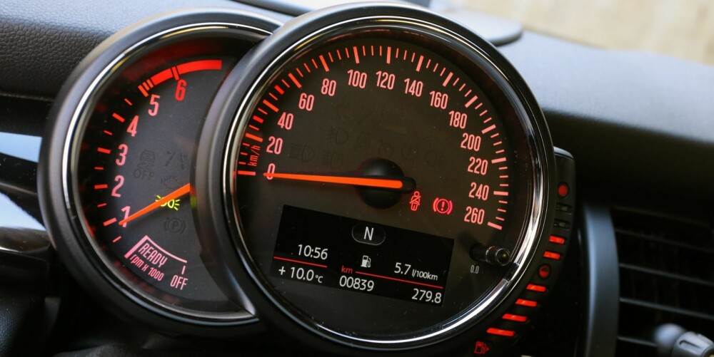 FLYTTET: I dagens generasjon av Mini er speedometeret flyttet fra midt på dashbordet, slik det var i den forrige utgaven, til rett foran sjåføren. FLYTTET: I dagens generasjon av Mini er speedometeret flyttet fra midt på dashbordet, slik det var i den forrige utgaven, til rett foran sjåføren.