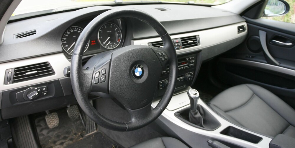 EFFEKTIVT: Ikke mye dill i det førerorienterte dashbordet i en BMW 320i Touring fra 2005. 