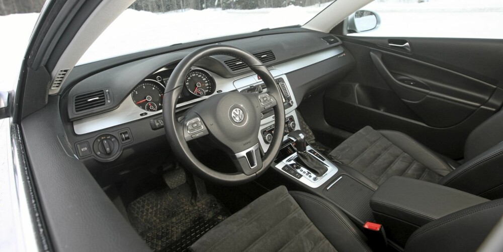 TETT PÅ: Liten avstand frem til frontruten, gjør VW Passat oversiktlig fra førerplass. 