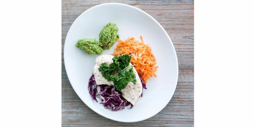 Sunt og godt: Hvit fisk med brokkolipuré, råkost og grønnkålchips
