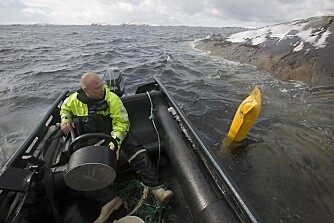 PLUKKER OPP: Tore Vasseng bruker ofte lettbåten for å plukke nett med kamsjell fra overflaten.