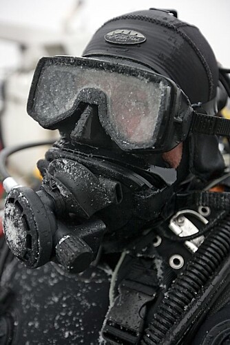 INGEN KONTORJOBB: Snøen fokker seg på dykkermaska mens kamskjelldykkeren venter på å gå i vannet.