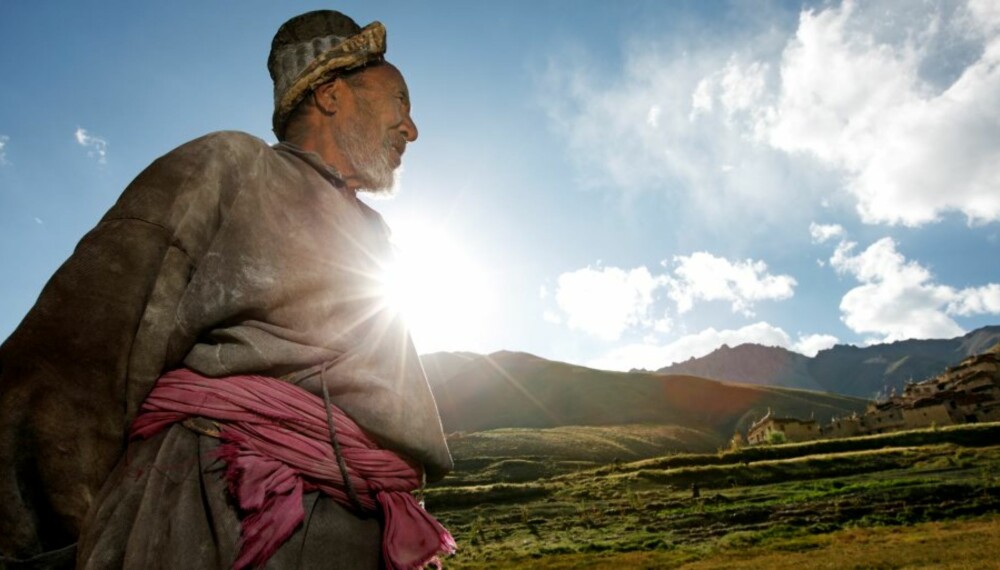 STAUT, STOLT OG GAMMEL: Phunchok Yangayal (75) titter inn i soloppgangen og suger til seg den friske Himalaya-lufta. Drikk gjæret rugmelk hver dag og du holder deg sprek, forfekter han.