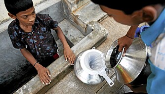 USYNLIGE KJEMIKALIER: To gutter fyller opp en krukke vann, som familien skal bruke til matlaging. Det er ser rent ut, men kjemikaliene er usynlige.