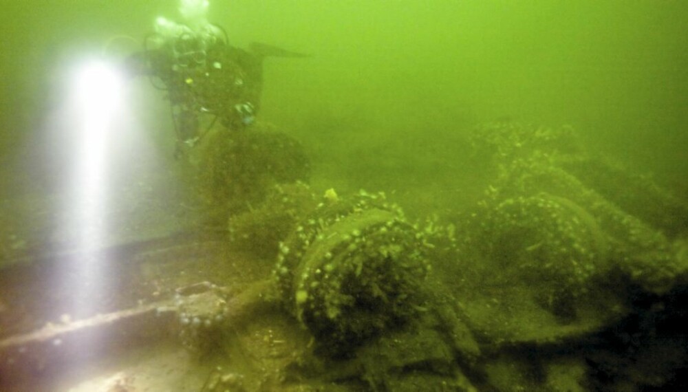 NAZI-BIL: PÅ ca. 24 meters dyp svever Ronny over en av nasistenes mange biler som gikk ned med slaveskipet ""Donau"".