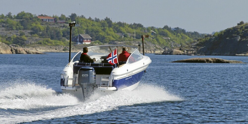 KOMMER LANGT: Med komfortabel marsjfart på 30 knop, får du sett mye skjærgård på en dag.