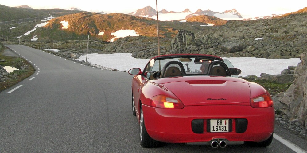 SKAPT FOR NORGE: Selv en standard Porsche Boxster har nok ytelser til å gjøre norske veier ekstremt underholdende. SKAPT FOR NORGE: Selv en standard Porsche Boxster har nok ytelser til å gjøre norske veier ekstremt underholdende.