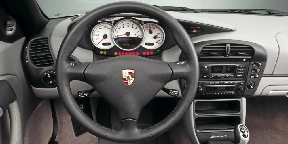 OPPGRADERINGER: Jevnlige facelift har holdt Porsche Boxster frisk. Her interiøret etter facelift i 2002. OPPGRADERINGER: Jevnlige facelift har holdt Porsche Boxster frisk. Her interiøret etter facelift i 2002.