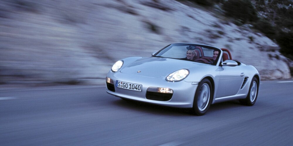 NY VERSJON: For modellår 2005 fikk Porsche Boxster sin største oppgradering hittil. Særlig den nye fronten er lett å kjenne igjen. NY VERSJON: For modellår 2005 fikk Porsche Boxster sin største oppgradering hittil. Særlig den nye fronten er lett å kjenne igjen.