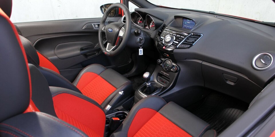 KONTORET: Førermiljøet er nær sagt optimalt. Vi skulle gjerne hatt girspaken litt høyere og nærmere, men ellers ligger alt til rett. Recaro-stolene er kronen på verket. FOTO: Petter Handeland