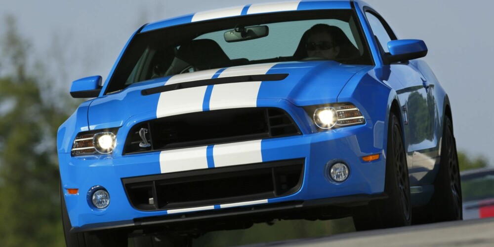 RÅERE: Camaro ZL1 er superrask og har et gjennomtenkt chassis, men den nye Mustangen slår den på nesten alle tall du kan forestille deg. Foto: Ford RÅERE: Camaro ZL1 er superrask og har et gjennomtenkt chassis, men den nye Mustangen slår den på nesten alle tall du kan forestille deg. Foto: Ford