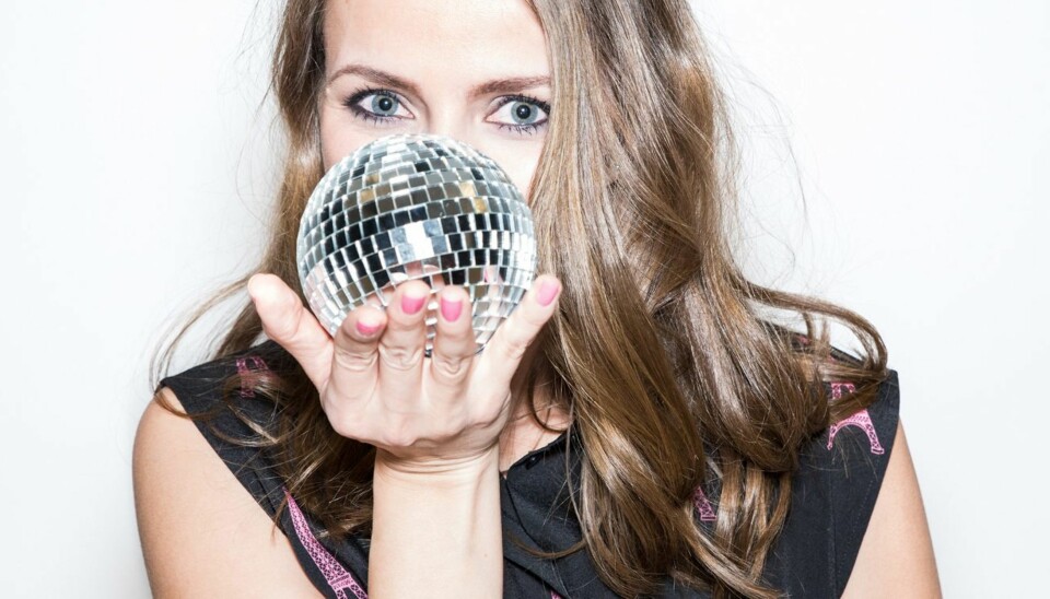 TINDER-SJEKKING:  Grafisk designer Marte syntes det var vanskelig å møte drømmemannen fordi alle hele tiden sitter med mobilen i hendene. Derfor testet hun ut sjekke-appen Tinder.