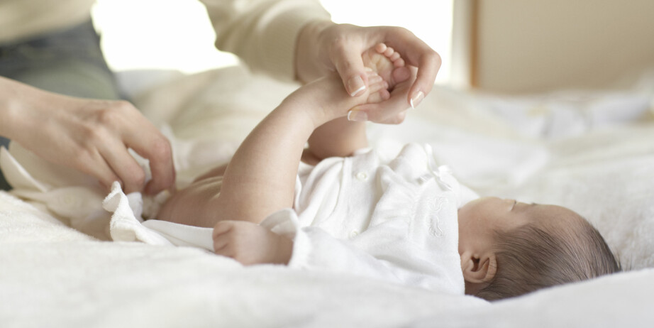 BABYENS AVFØRING: Babyavføring kommer i alle slags farger, lukter og konsistenser; hard eller slimete, brun, gul eller grønn avføring. Her får du oversikten.