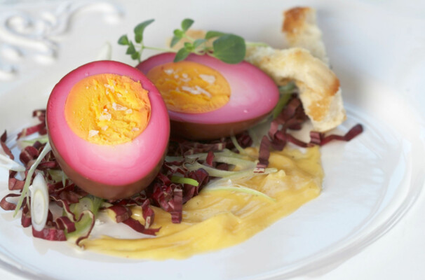 LILLA EGG: Kokte egg lagt i rødbetlake er et flott syn på påskebordet.