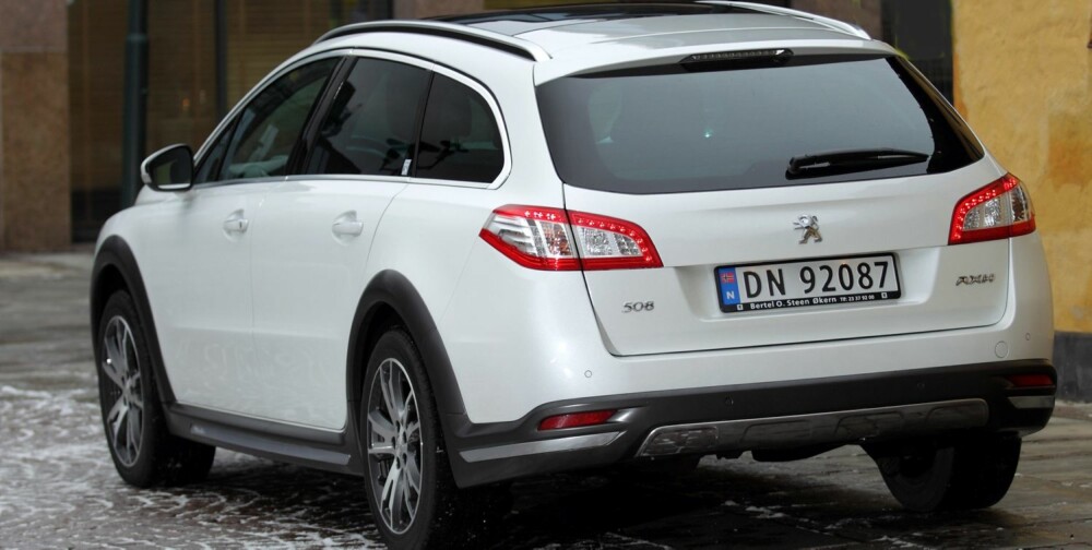 HØYERE: Peugeot 508 RXH har 5 cm ekstra bakkeklaring sammenlignet med en vanlig 508 SW. Skliplater foran og bak samt feite dørterskler hører med i allroaderkonseptet. FOTO: Egil Nordlien, HM Foto HØYERE: Peugeot 508 RXH har 5 cm ekstra bakkeklaring sammenlignet med en vanlig 508 SW. Skliplater foran og bak samt feite dørterskler hører med i allroaderkonseptet. FOTO: Egil Nordlien, HM Foto