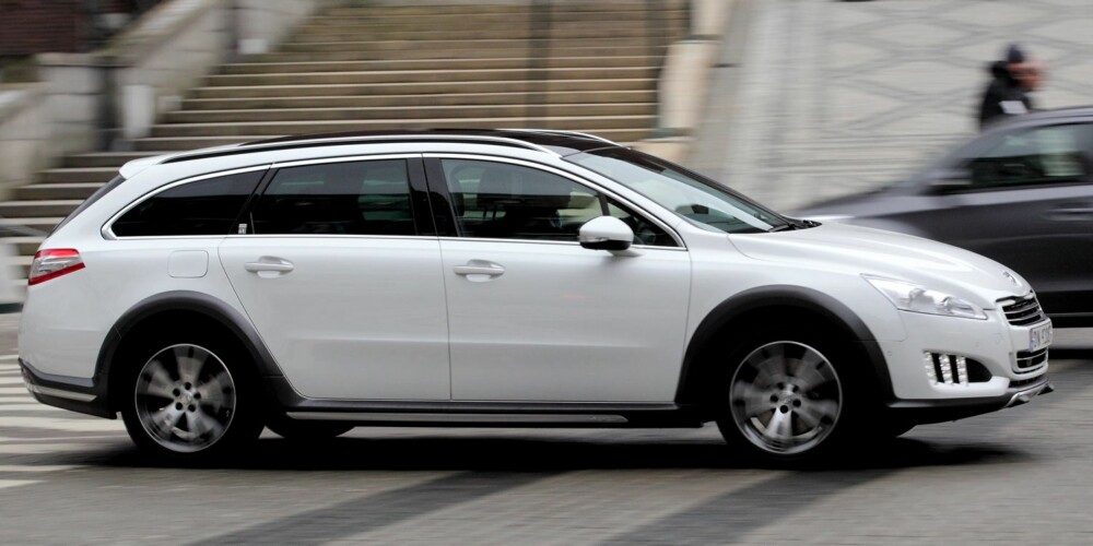 STRAM KAR: På ujevnt underlag i lave hastigheter synes vi fjæringen er lite smidig. Det blir bedre når Peugeot 508 RXH kommer opp i fart, men super blir fjæringskomforten aldri. FOTO: Egil Nordlien, HM Foto STRAM KAR: På ujevnt underlag i lave hastigheter synes vi fjæringen er lite smidig. Det blir bedre når Peugeot 508 RXH kommer opp i fart, men super blir fjæringskomforten aldri. FOTO: Egil Nordlien, HM Foto