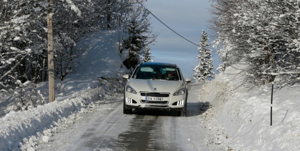 FIREHJULSDRIFT: Kraft til bakhjulene er det elmotoren i hybridsystemet som sørger for. Den er mye svakere enn dieselmotoren som driver forhjulene. Derfor har Peugeot 508 RXH en forhjulsdrevet kjørekarakter selv når du velger 4WD-modus. FOTO: Øyvind Jakobsen FIREHJULSDRIFT: Kraft til bakhjulene er det elmotoren i hybridsystemet som sørger for. Den er mye svakere enn dieselmotoren som driver forhjulene. Derfor har Peugeot 508 RXH en forhjulsdrevet kjørekarakter selv når du velger 4WD-modus. FOTO: Øyvind Jakobsen