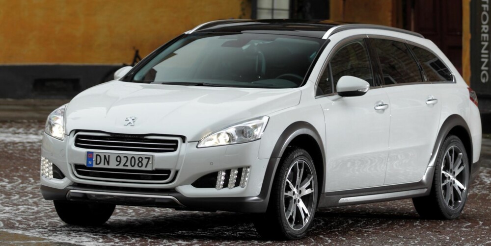 TØFF: Utseendet lover mye. Vi synes ikke at egenskapene til Peugeot 508 RXH følger helt opp. FOTO: Egil Nordlien TØFF: Utseendet lover mye. Vi synes ikke at egenskapene til Peugeot 508 RXH følger helt opp. FOTO: Egil Nordlien