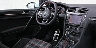 SKOTSK: For snart år siden mente en interiørdesigner uten smak at skotskruter passet i setene i en VW Golf GTI. Ennå i dag gjentar VW grusomheten som nå er blitt tradisjon, men du kan få GTI med andre setetrekk. Kvalitetsfølelsen er god, betjeningen moderne og logisk. FOTO: Petter Handeland SKOTSK: For snart år siden mente en interiørdesigner uten smak at skotskruter passet i setene i en VW Golf GTI. Ennå i dag gjentar VW grusomheten som nå er blitt tradisjon, men du kan få GTI med andre setetrekk. Kvalitetsfølelsen er god, betjeningen moderne og logisk. FOTO: Petter Handeland