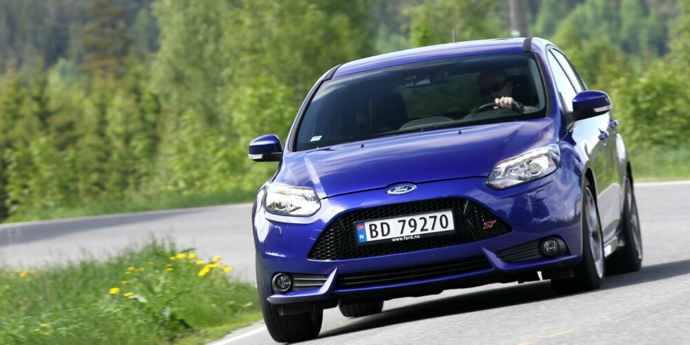 LEKEN: Focus ST er både lengst og bredest, men likevel leken i krappe kurver. Hekken er med på leken om du inviterer den ut. FOTO: Petter Handeland LEKEN: Focus ST er både lengst og bredest, men likevel leken i krappe kurver. Hekken er med på leken om du inviterer den ut. FOTO: Petter Handeland