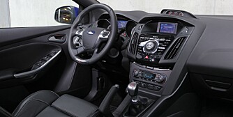 ROTETE: Recaro-setene i Focus ST gir ikke bare svært god støtte, de sørger også for å sette deg i den rette stemningen. Dashbordet er mer rotete enn i de to andre. FOTO: Petter Handeland ROTETE: Recaro-setene i Focus ST gir ikke bare svært god støtte, de sørger også for å sette deg i den rette stemningen. Dashbordet er mer rotete enn i de to andre. FOTO: Petter Handeland