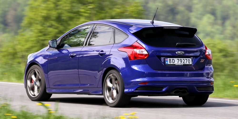 BUSEMANN: Ford Focus ST er den mest busete bilen. Andregiret er ekstremt hissig, tredjegiret et monster som rekker til over 150 km/t på speedo-meteret. FOTO: Petter Handeland BUSEMANN: Ford Focus ST er den mest busete bilen. Andregiret er ekstremt hissig, tredjegiret et monster som rekker til over 150 km/t på speedo-meteret. FOTO: Petter Handeland