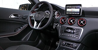SER RØDT: A 250 Sport er trangest innvendig. Med soltak som stjeler noen centimeter, kan takhøyden bli snau for de høye. Røde detaljer går igjen i interiøret ¿ selv sikkerhetsbeltene er røde. FOTO: Petter Handeland SER RØDT: A 250 Sport er trangest innvendig. Med soltak som stjeler noen centimeter, kan takhøyden bli snau for de høye. Røde detaljer går igjen i interiøret ¿ selv sikkerhetsbeltene er røde. FOTO: Petter Handeland