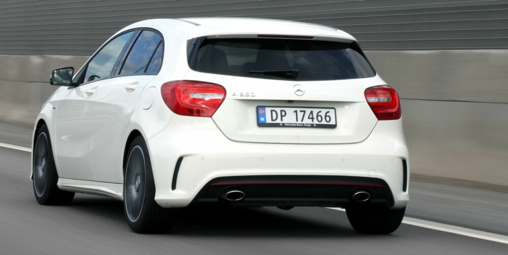 AMG: AMG-gjengen liker det hardt. Det kjenner du alltid ¿ dette er et «ultrasportsunderstell». Du kan få den med et litt mykere sportsunderstell eller normal-understell om du vil. FOTO: Petter Handeland AMG: AMG-gjengen liker det hardt. Det kjenner du alltid ¿ dette er et «ultrasportsunderstell». Du kan få den med et litt mykere sportsunderstell eller normal-understell om du vil. FOTO: Petter Handeland
