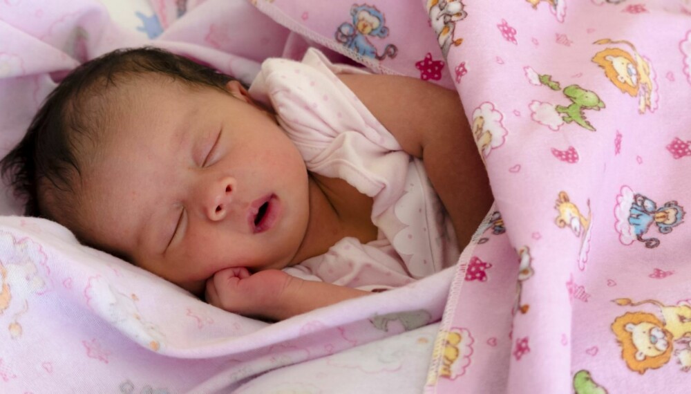 Ni Luh Olivia Riise fra Asker ble månedens BAM baby i juni. Her er hun 11 dager gammel. Foto: Privat