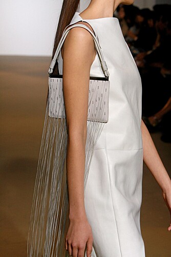 FRYNSER: En av trendene til våren, er at accessoirene skal ha frynser. Denne vesken er fra Jil Sander.