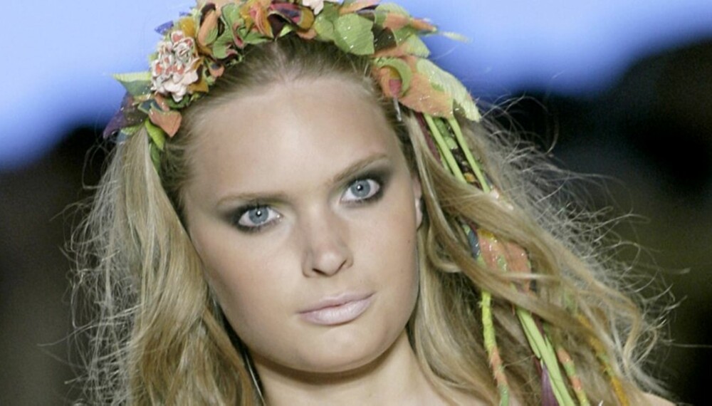 FLOWERPOWER: Hippieinspirert hår med blomsterpynt  er en hit til våren.