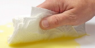BRUK PAPIR: Når uhellet er ute bør du tørke med papir, ikke klut. Deretter kan du vaske over med en mikrofiberklut, men den bør byttes flere ganger i uka. BRUK PAPIR: Når uhellet er ute bør du tørke med papir, ikke klut. Deretter kan du vaske over med en mikrofiberklut, men den bør byttes flere ganger i uka.