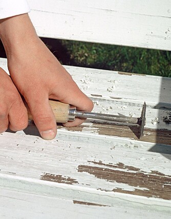 SKRAPES AV: Gammel maling fjernes med en enkel stålskrape. SKRAPES AV: Gammel maling fjernes med en enkel stålskrape.