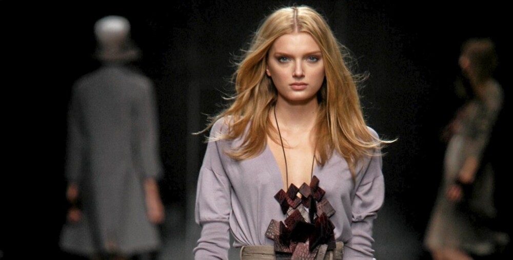 BURBERRY PRORSUM: Lette stoffer, matt og blankt om hverandre, store smykker, yttertøy, hatter og høye sko gikk igjen i Christopher Baileys visning for Burberry denne våren. BURBERRY PRORSUM: Lette stoffer, matt og blankt om hverandre, store smykker, yttertøy, hatter og høye sko gikk igjen i Christopher Baileys visning for Burberry denne våren.