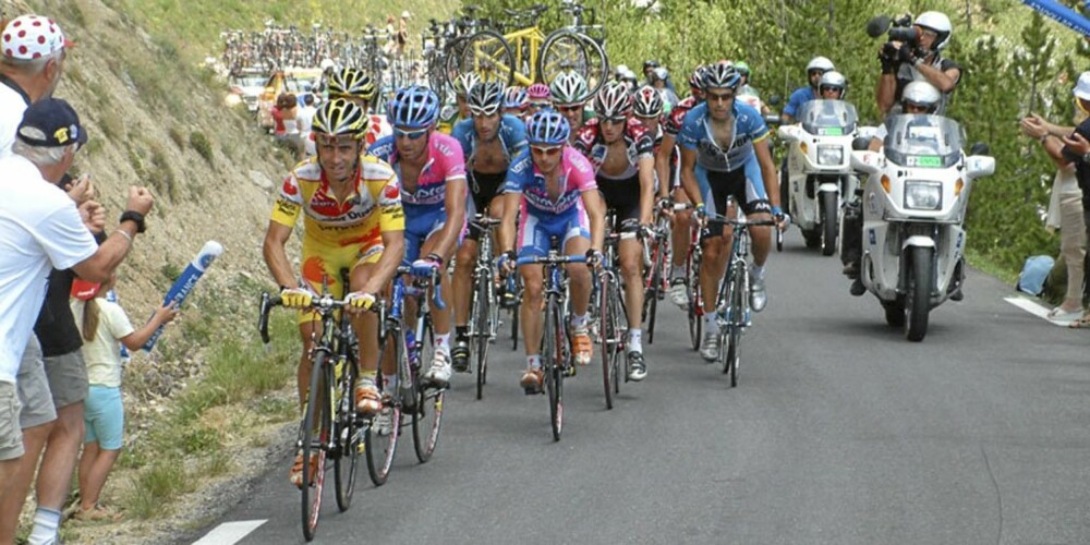 PÅ NÆRT HOLD: Col de Izoard er typisk Tour de France-land.