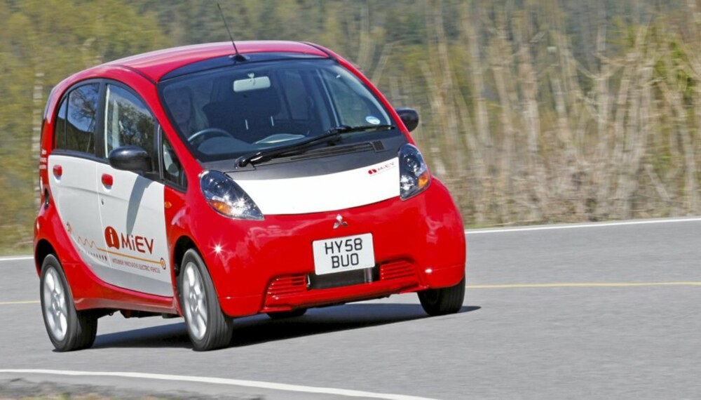 i-MiEV: Med sine 3,4 mete er det en liten bil, men takket være lang akselavstand og god innvendig takhøyde minner den mer om en slags mini-MPV enn en småbil. i-MiEV: Med sine 3,4 mete er det en liten bil, men takket være lang akselavstand og god innvendig takhøyde minner den mer om en slags mini-MPV enn en småbil.