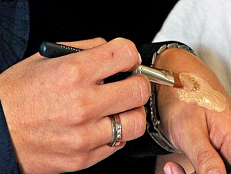 PÅ HÅNDEN: Kremconcealer fås oftest på tube. Påfør litt på hånden og bruk syntetisk pensel til å legge den med.