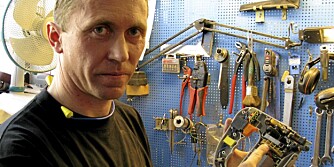 REPARATØREN: Bjørne Bergskaug er reparatør hos Grønvold Maskin.