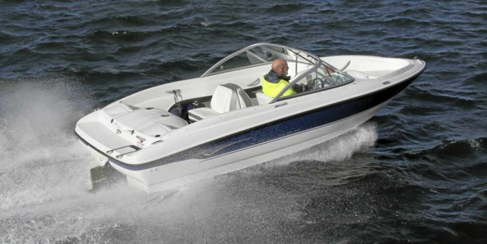 ENKEL: Bayliner 111 GT har enkel linnredning, men det meste er på plass for å nyte en finværsdag. ENKEL: Bayliner 111 GT har enkel linnredning, men det meste er på plass for å nyte en finværsdag.