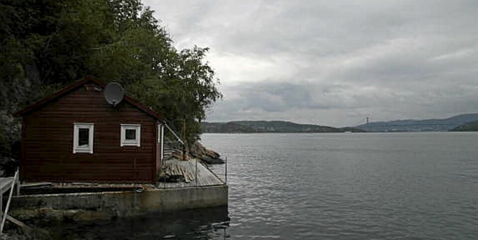 Naust med lang strandlinje, nord for Sotrabroen i Garsvikdalen. Prisantydning: 390.000 kroner.
