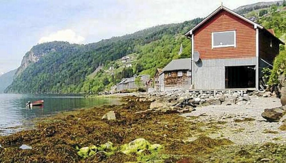 RETT VED STRANDA: Hytte med strandtomt og 24 meter strandlinje på Hopland/Stryn. Prisantydning: 470.000 kroner.