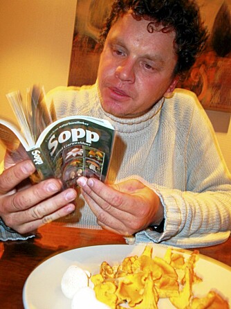 SJEKK NØYE: Soppbok er nødvendig når du skal plukke sopp. Selv om man kun tar med hjem sopp man mener er spiselig bør det foretas en ekstra kontroll hjemme. SJEKK NØYE: Soppbok er nødvendig når du skal plukke sopp. Selv om man kun tar med hjem sopp man mener er spiselig bør det foretas en ekstra kontroll hjemme.