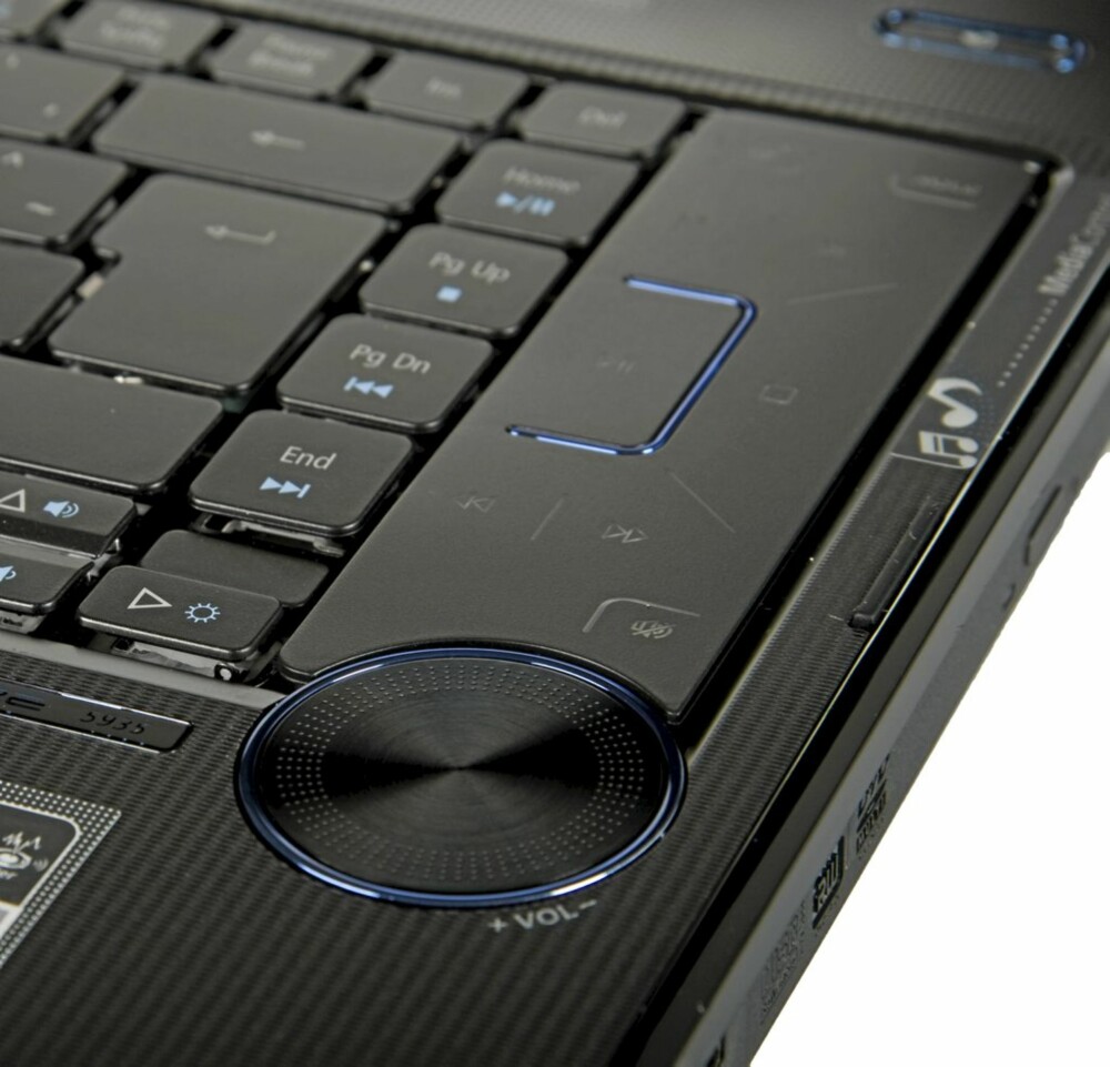 LYD: I stedet for numeriske taster har Acer valgt å bruke plassen på høyresiden av tastaturet til volum- og avspillingsknapper.