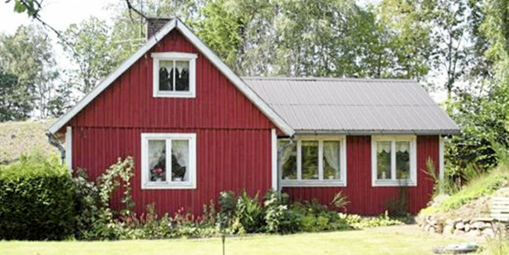 Denne hytta i Pershult, Våxtorp, selges for drøyt 400 000 norske kroner.